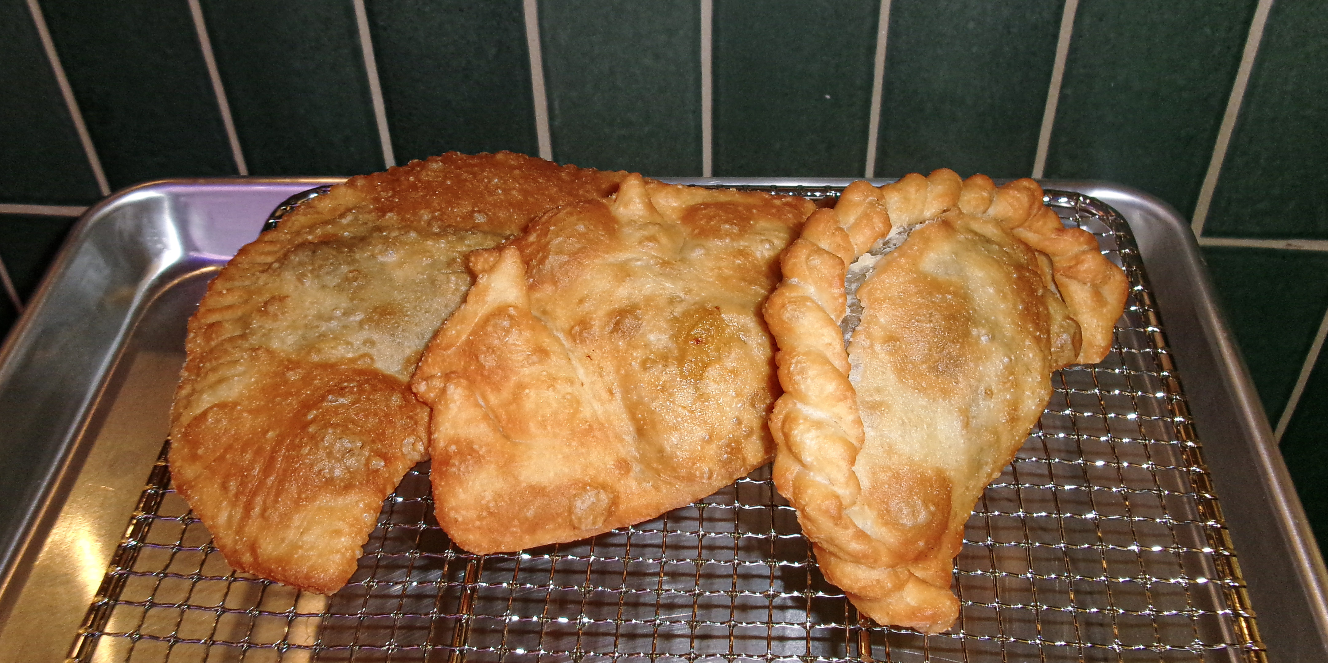Fresh patís on a cooling rack